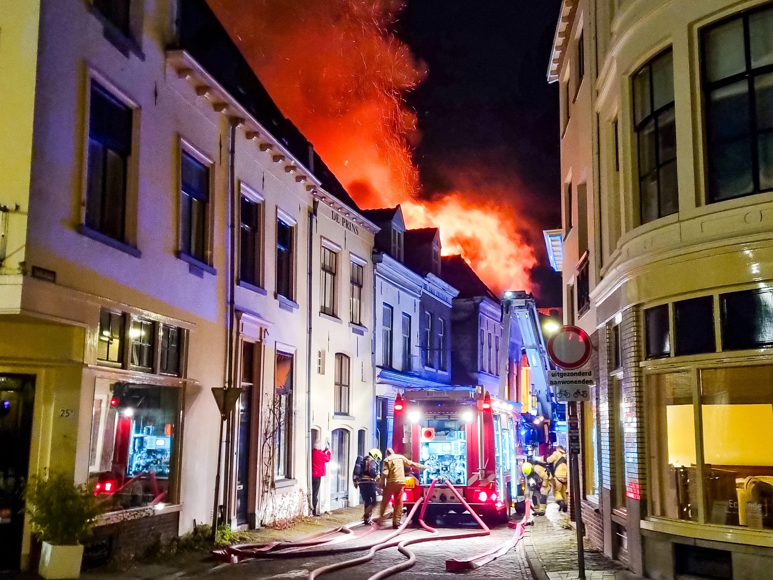 Bewoners geschokt na brand in historisch pand Zutphen: 'Het komt heel dichtbij'
