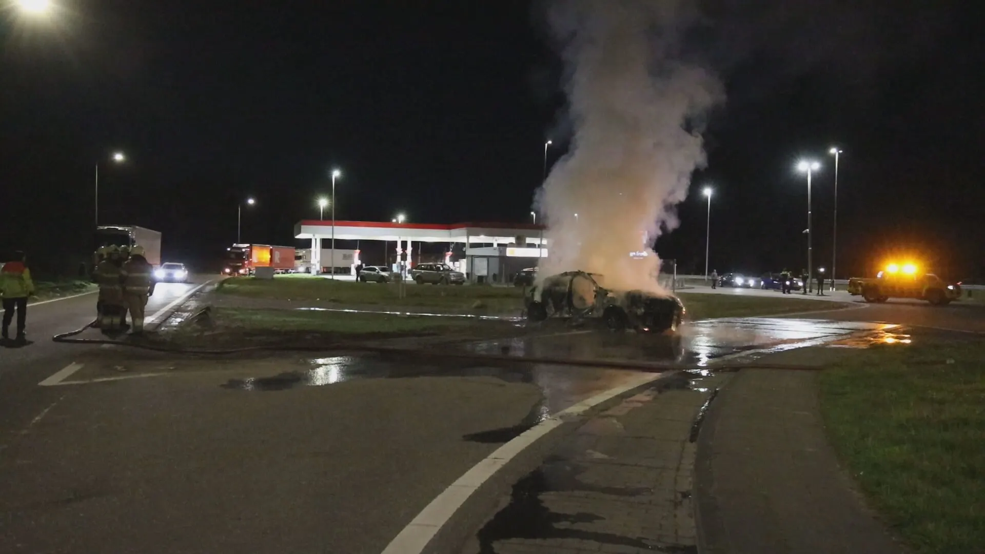 Prijzige Porsche brandt volledig uit bij tankstation langs A2