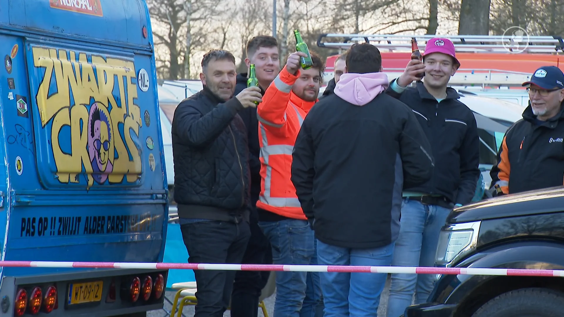 Parkeerplaats vol met caravans en tenten, want iedereen wil kaarten voor Normaal