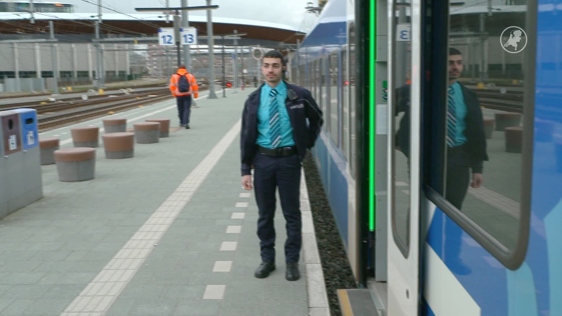 Mohamad, Ali en Taimoer zijn gastheer in de trein