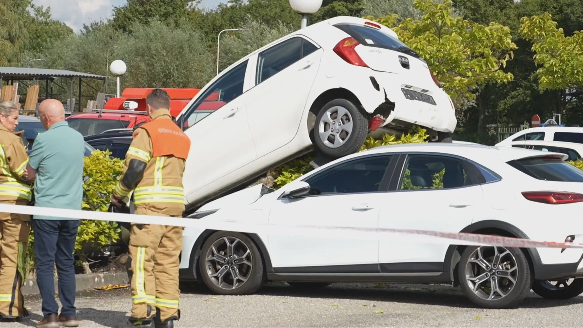 Man wordt onwel en veroorzaakt chaos op parkeerplaats in Rhoon