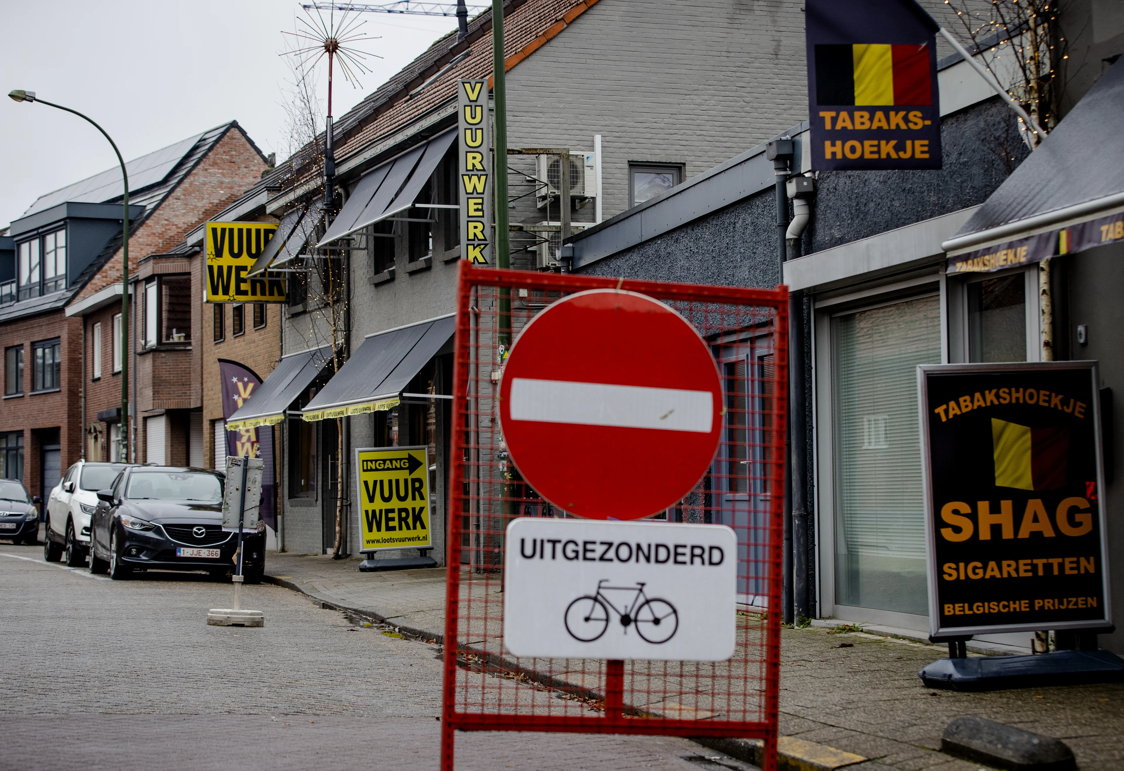 Belgische grensgemeente is Nederlandse vuurwerkkopers beu en sluit straten af