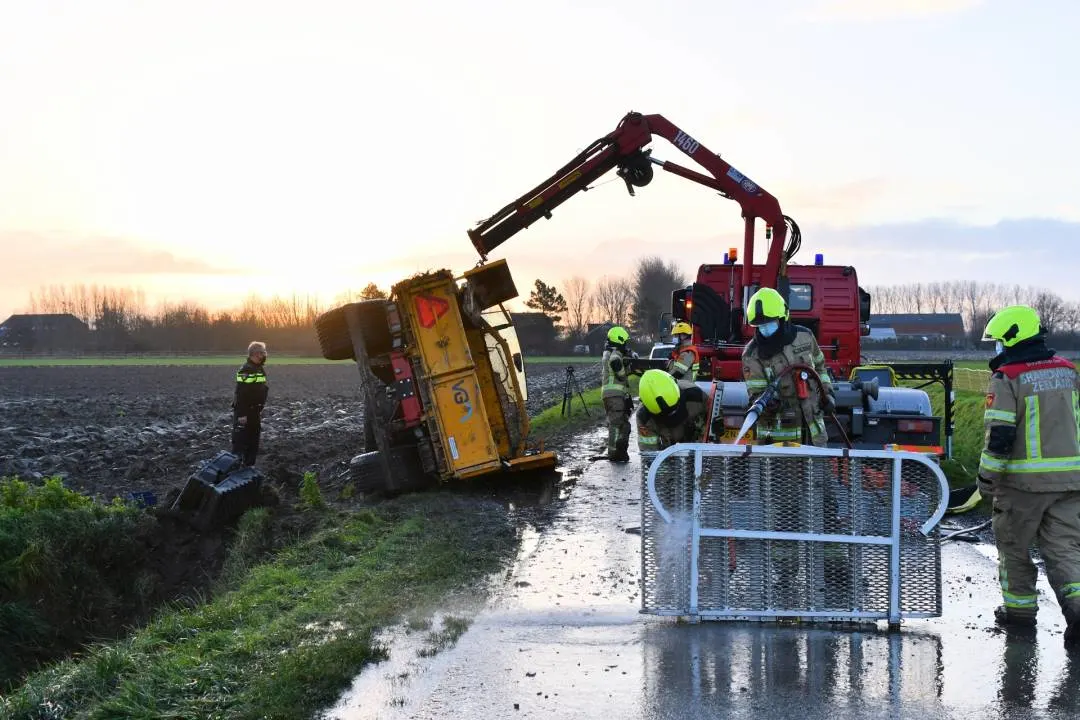 Man zwaargewond onder eigen trekker vandaan gehaald in Zeeland
