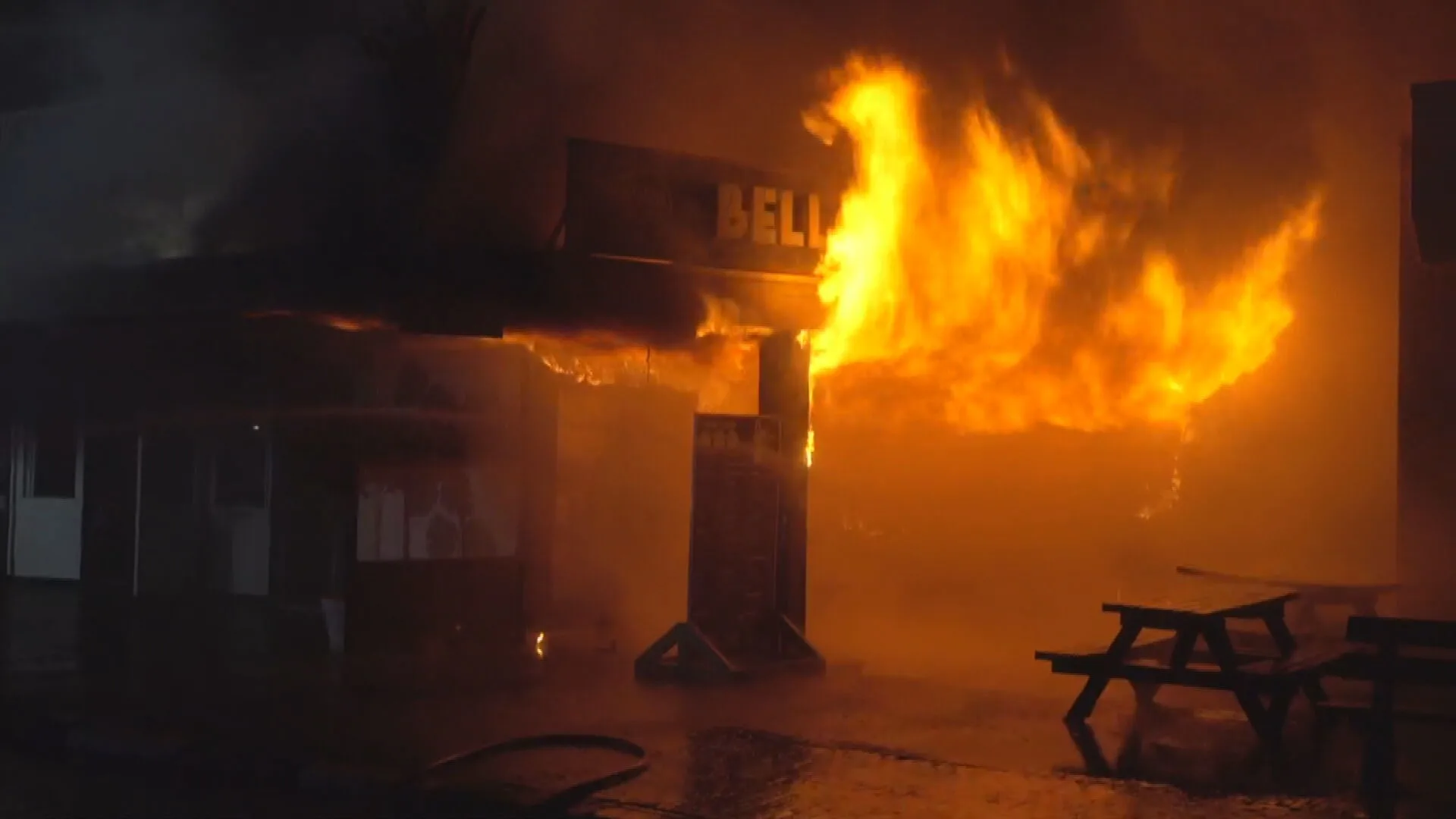 Zeer grote brand legt snackbar Bergen in de as, vuur onder controle