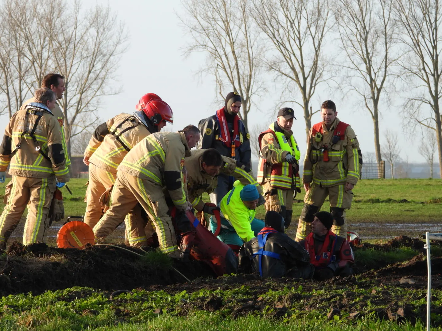 Door het slijk: man zit urenlang vast in sloot Noordbeemster