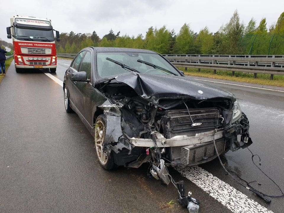 Vrachtwagenchauffeur schiet slachtoffers auto-ongeluk te hulp en wordt door hen bestolen