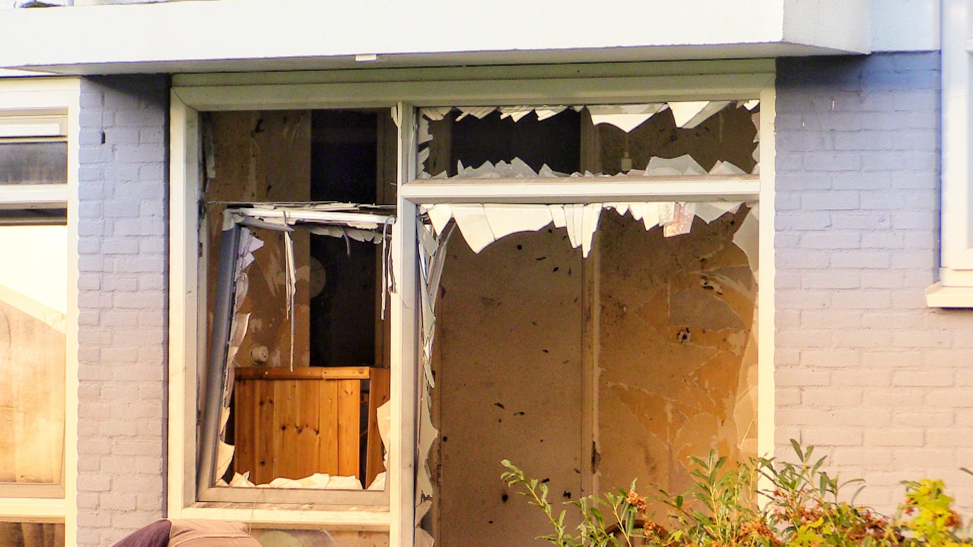 Enorme ravage na explosie in Enschedese wijk, buurtbewoners vermoeden vuurwerk