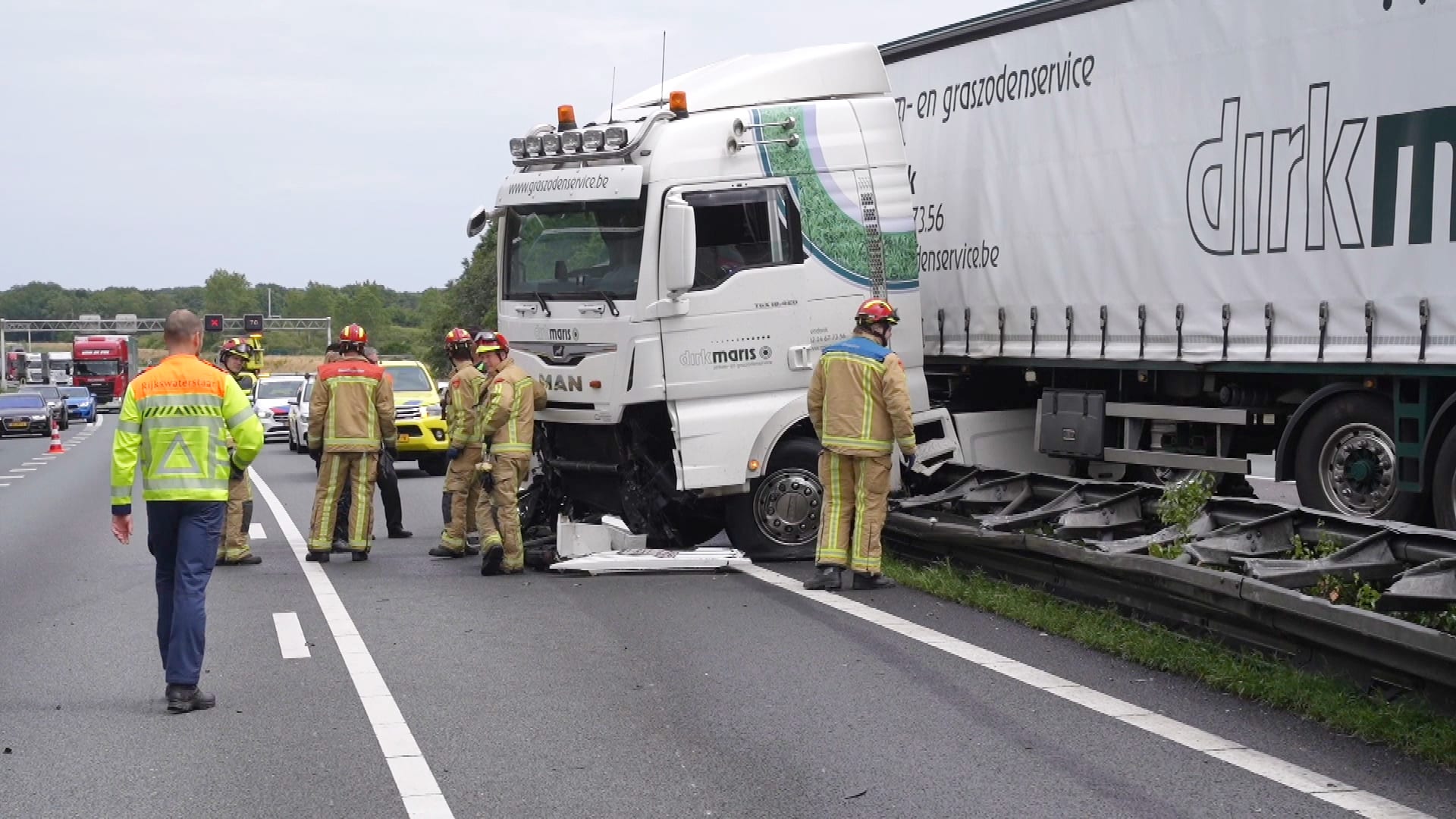 Vrachtwagen rijdt dwars over vangrail, herstel A67 duurt tot middernacht