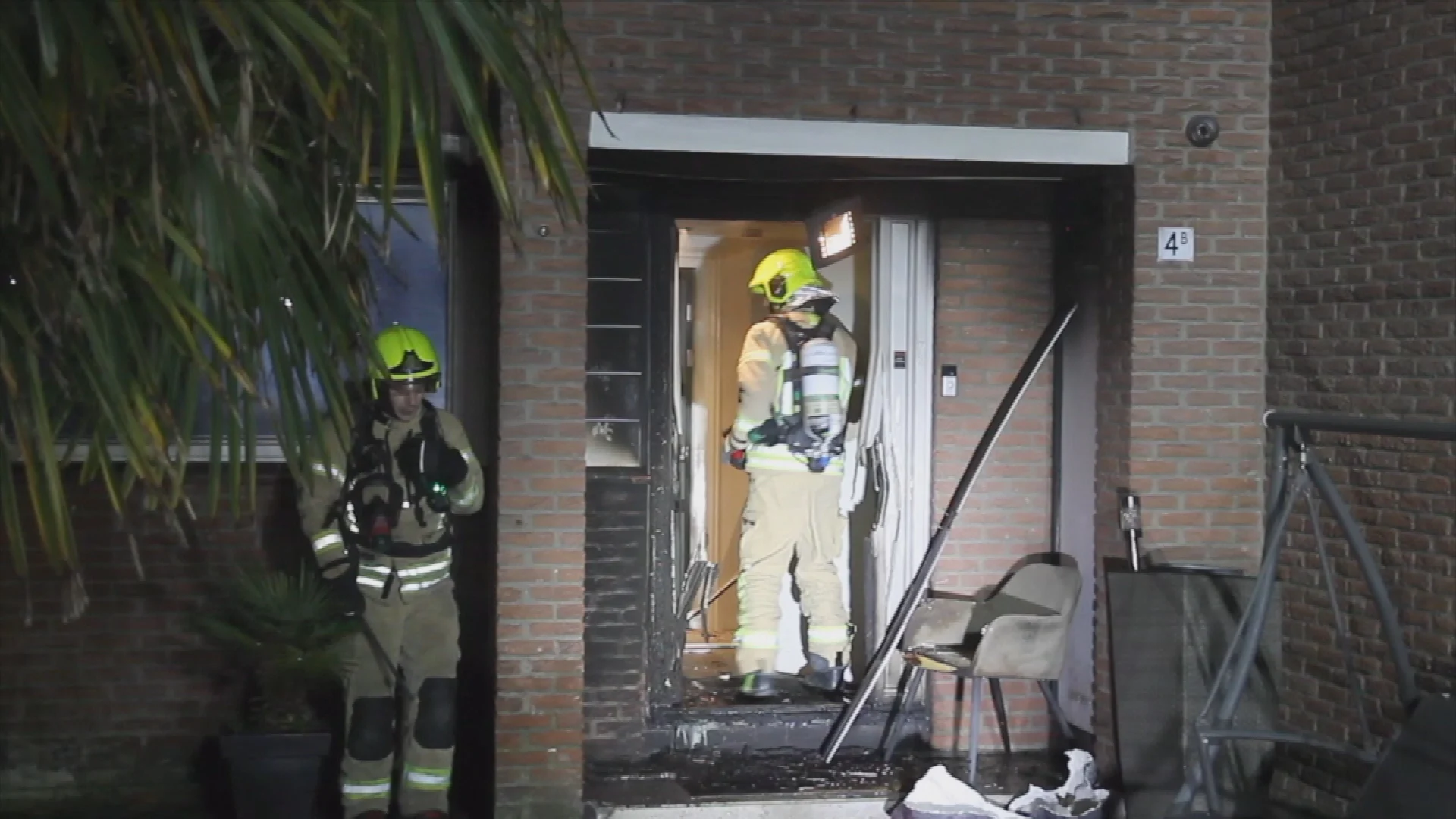Explosie blaast deur uit woning in Rotterdam