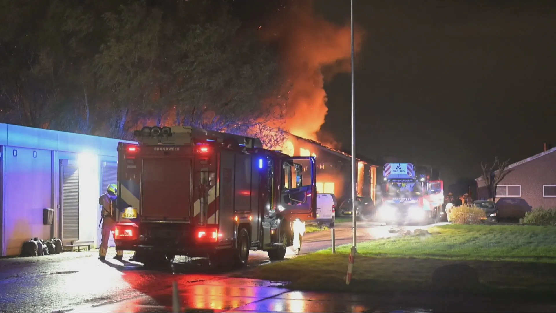 Uitslaande brand in loods met paarden in Alphen aan den Rijn