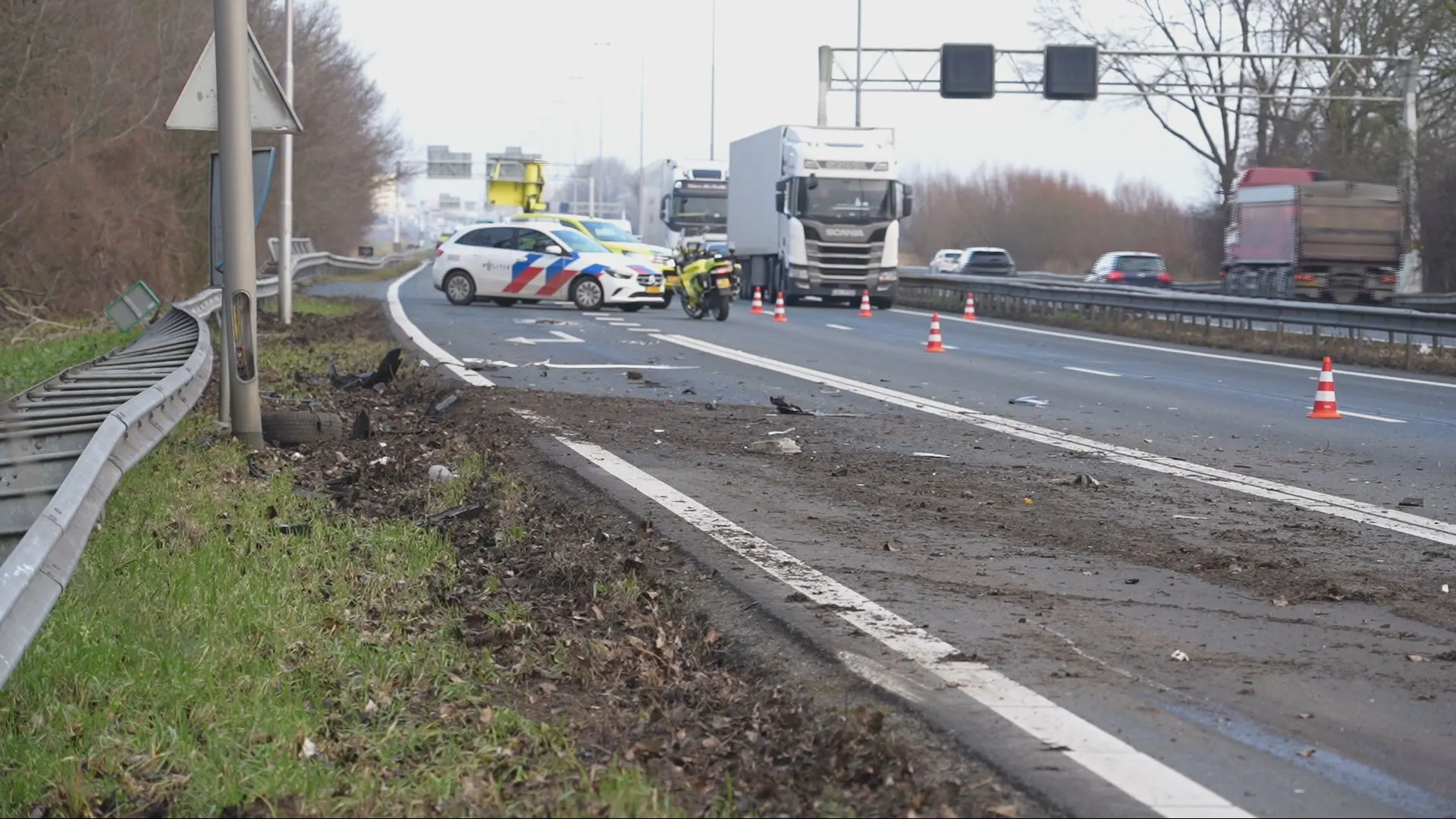 Dode bij ongeluk met vrachtwagen op A27 bij Nieuwendijk