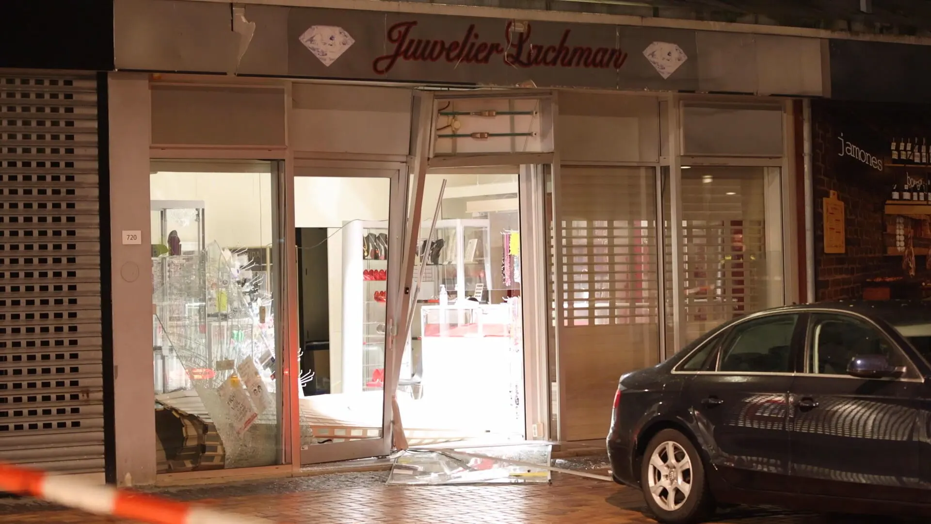 Ramkraak bij juwelier in Amsterdam Zuidoost: schade enorm