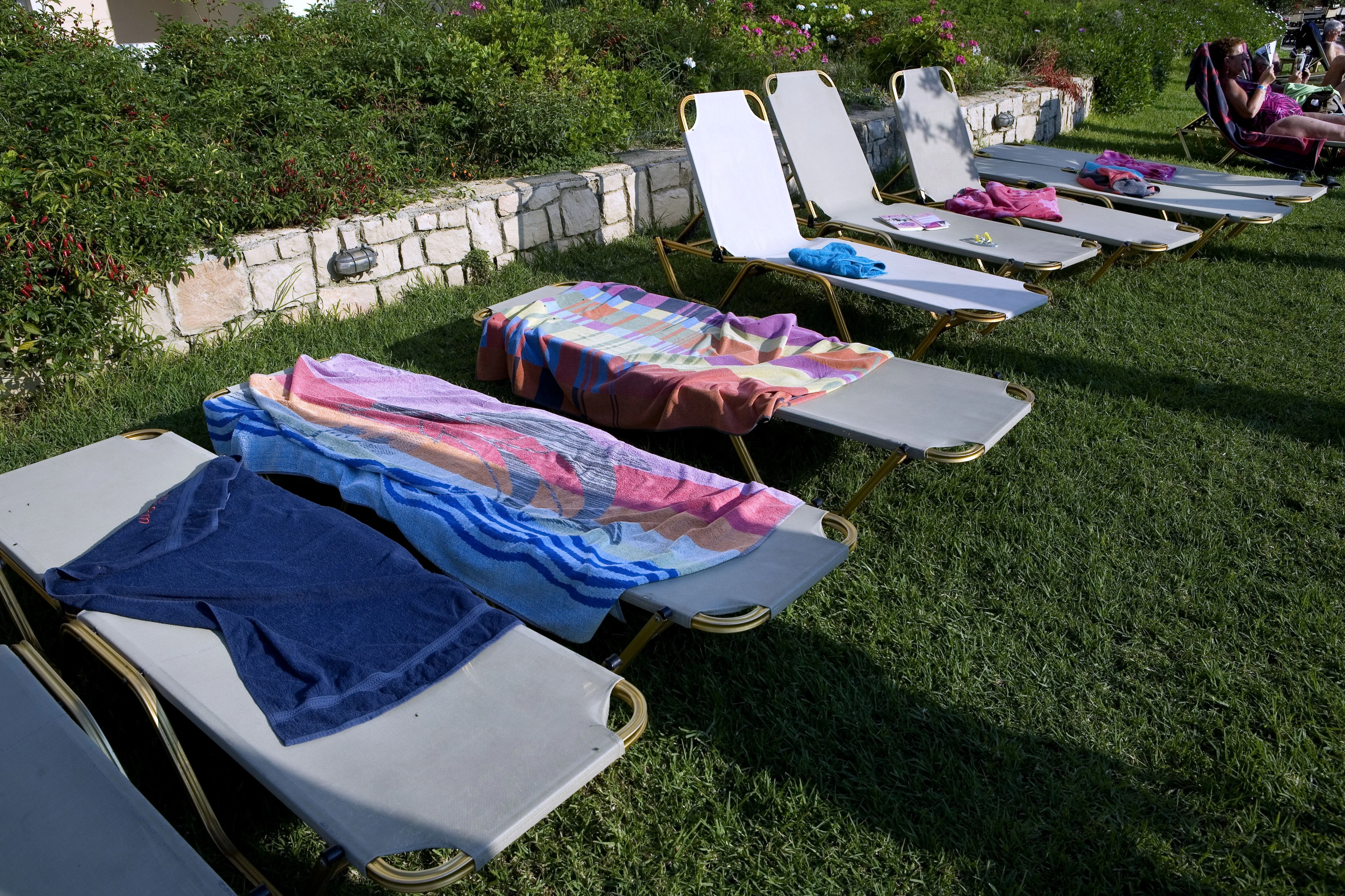 'Ligbedoorlog' in Spaans hotel: mensen bijna uur in de rij om beste plek bij zwembad