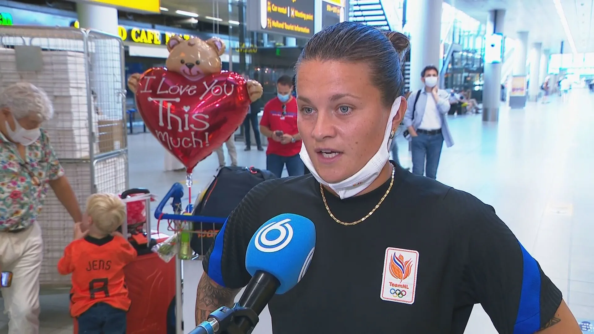 Geblesseerde Leeuwin Spitse terug op Nederlandse bodem: 'Heel veel tranen gelaten' om missen Spelen