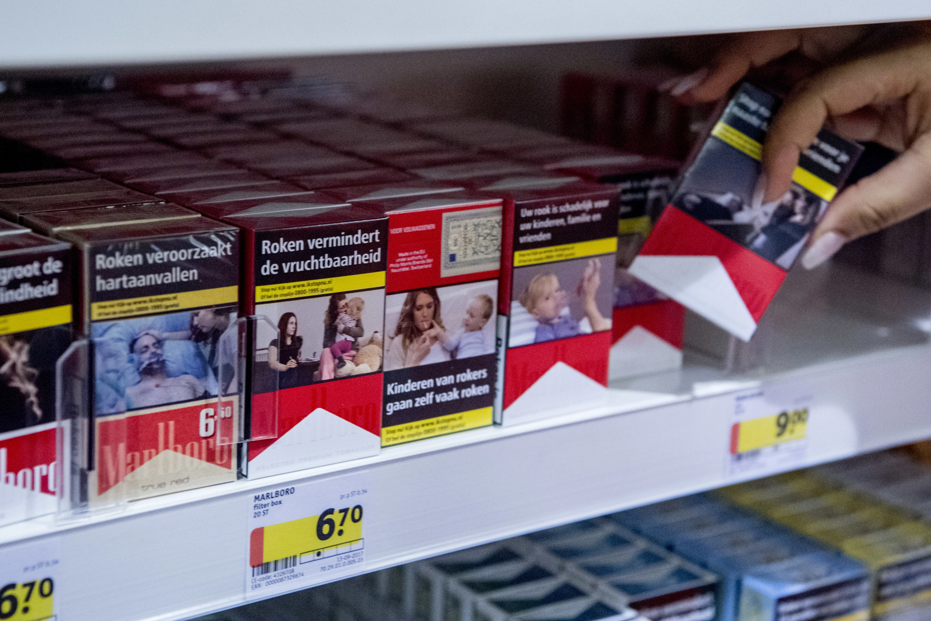 Caissière (19) op staande voet ontslagen na uitdelen sigaretten aan 'zielige, arme vrouw'