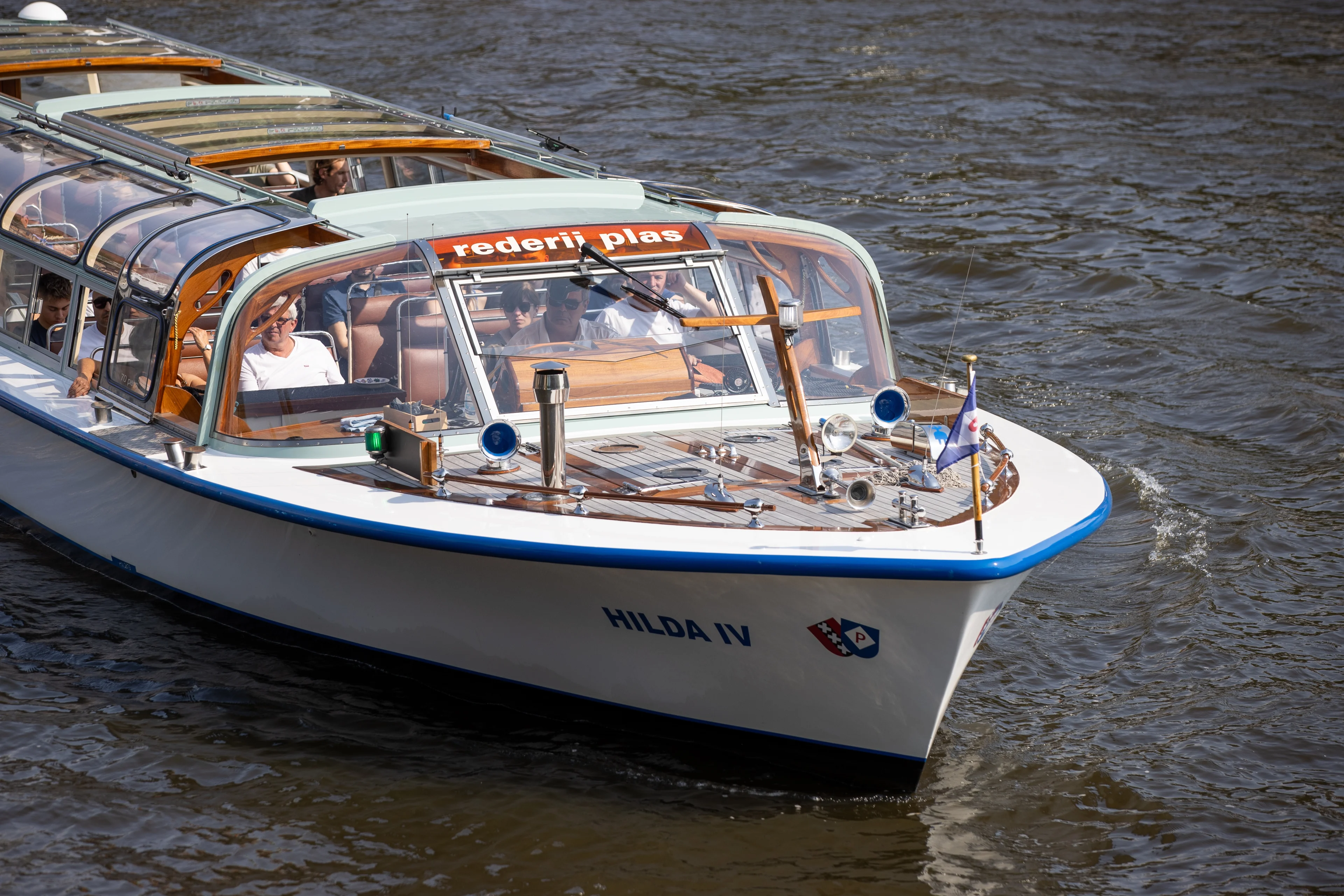 Varen er binnenkort nog zo veel rondvaartboten op Amsterdamse grachten? Stad moet beleid herzien