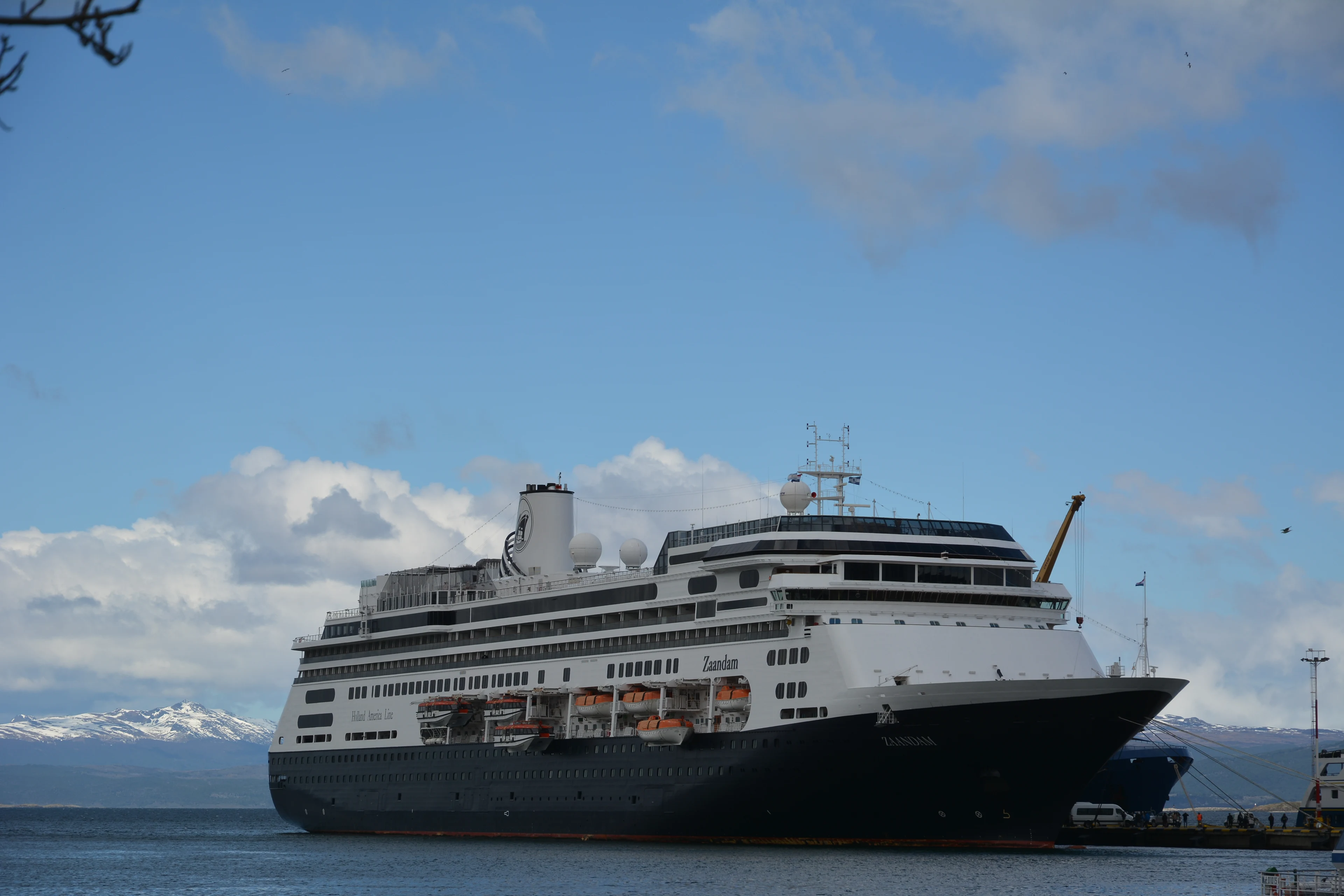 'Drijvende gevangenis' cruiseschip MS Zaandam mag voorlopig nergens aanmeren