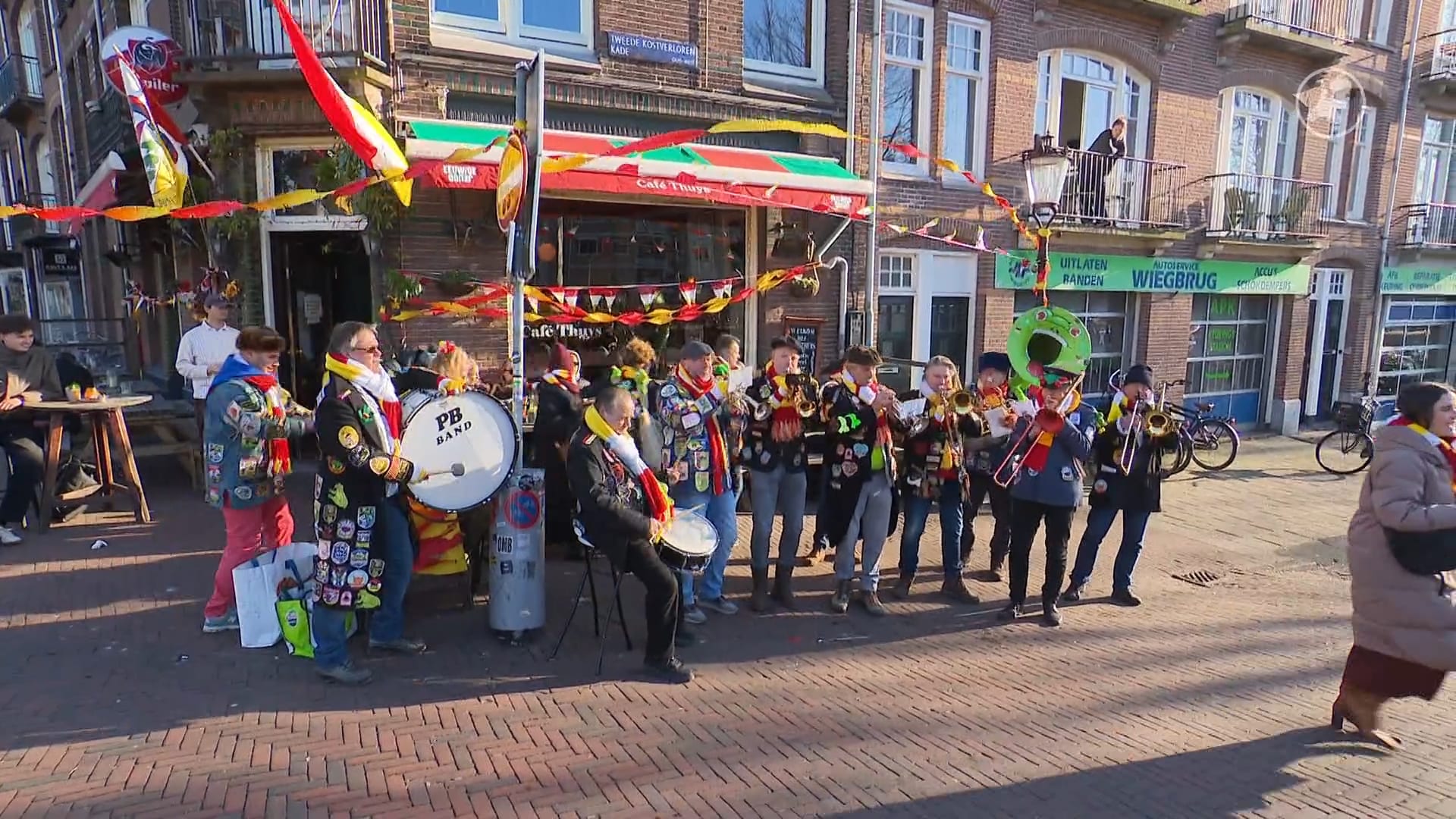 Oeteldonk in Amsterdam: blaaskapel steekt de rivieren over