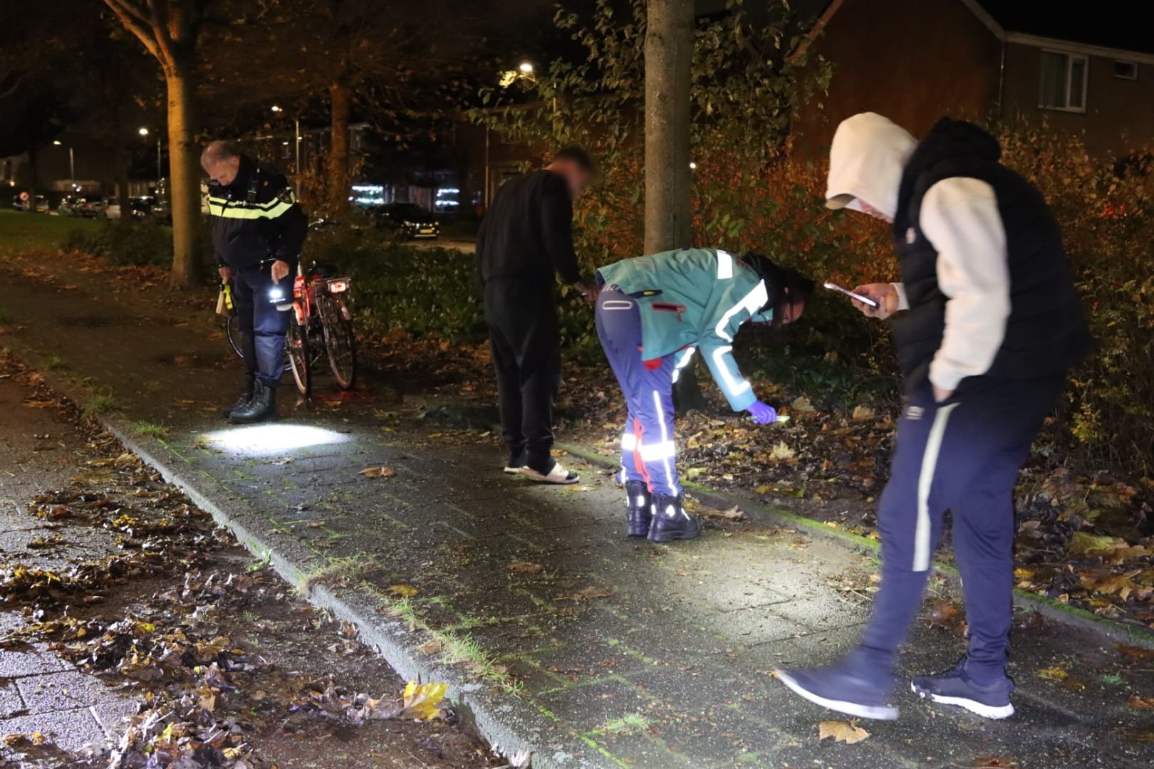 Fietser verliest vier tanden na val in Lisse: hulpverleners helpen zoeken
