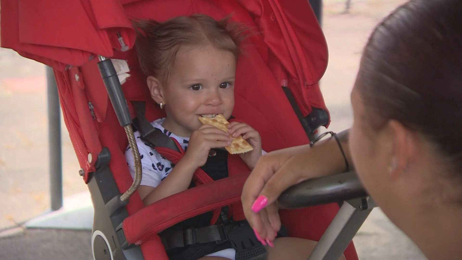 Steeds minder tienermoeders in Nederland: 'Het is lastig om alles te combineren'