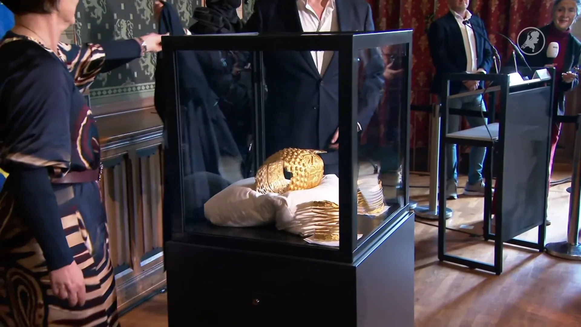 OM: Gouden armbanden en gouden helm teruggevonden na kunstroof