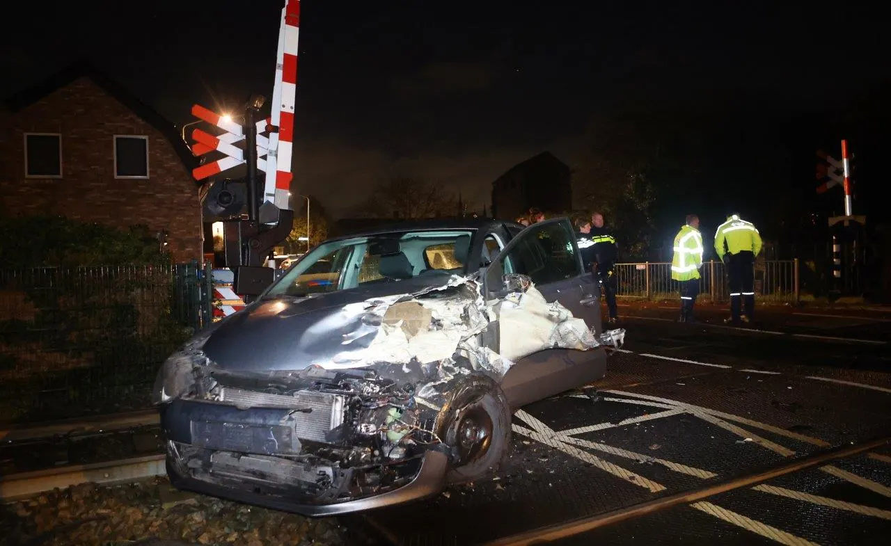 Trein botst op auto bij spoorwegovergang Boxtel, 'niet goed genavigeerd'
