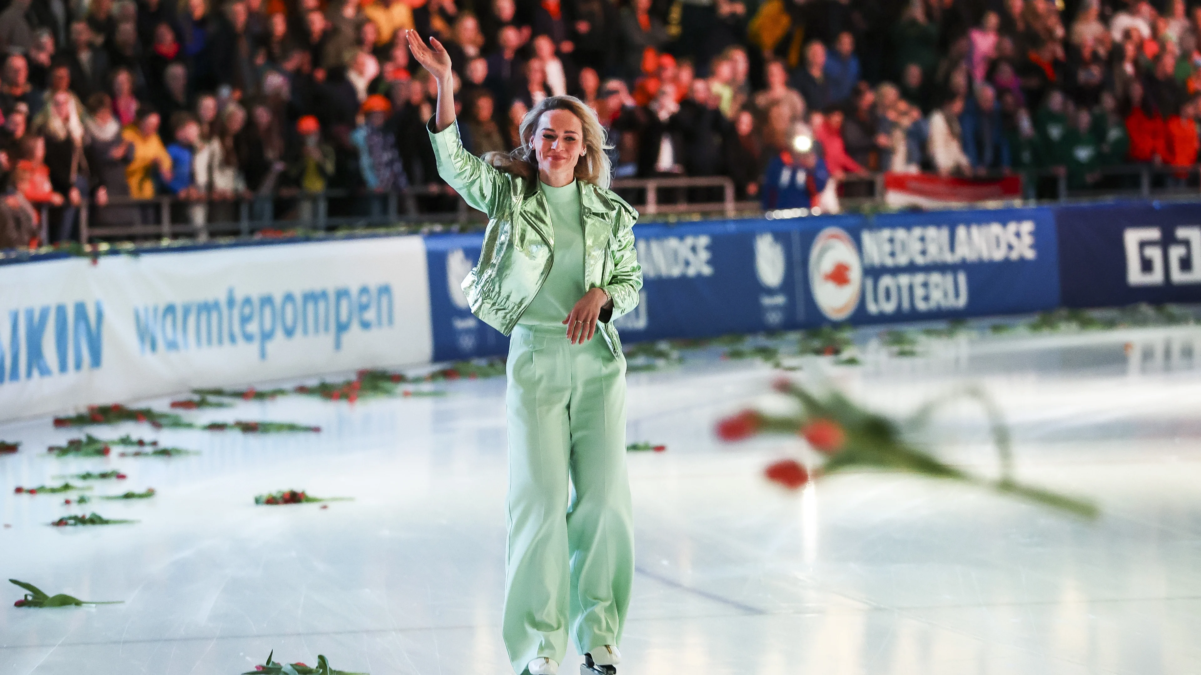 Emotionele Irene Schouten gehuldigd in Thialf: 'Ben er gewoon stil van'