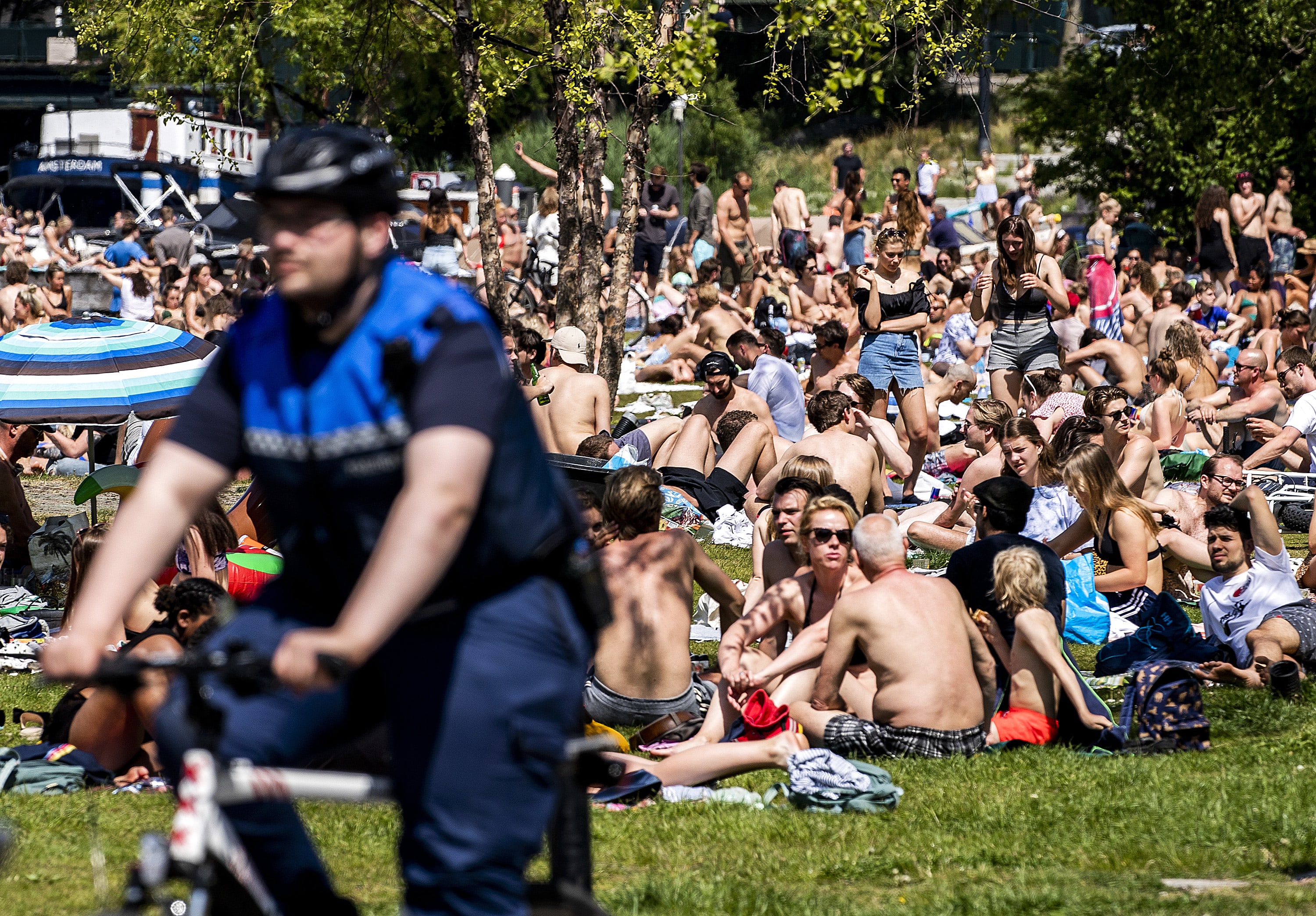 Ruime meerderheid Nederlanders vindt drukke stranden en parken 'middelvinger naar de zorg'