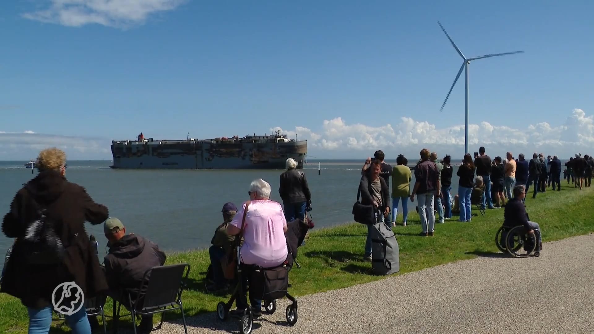 Enorm door brand geraakte schip komt aan in Eemshaven, tientallen mensen komen kijken