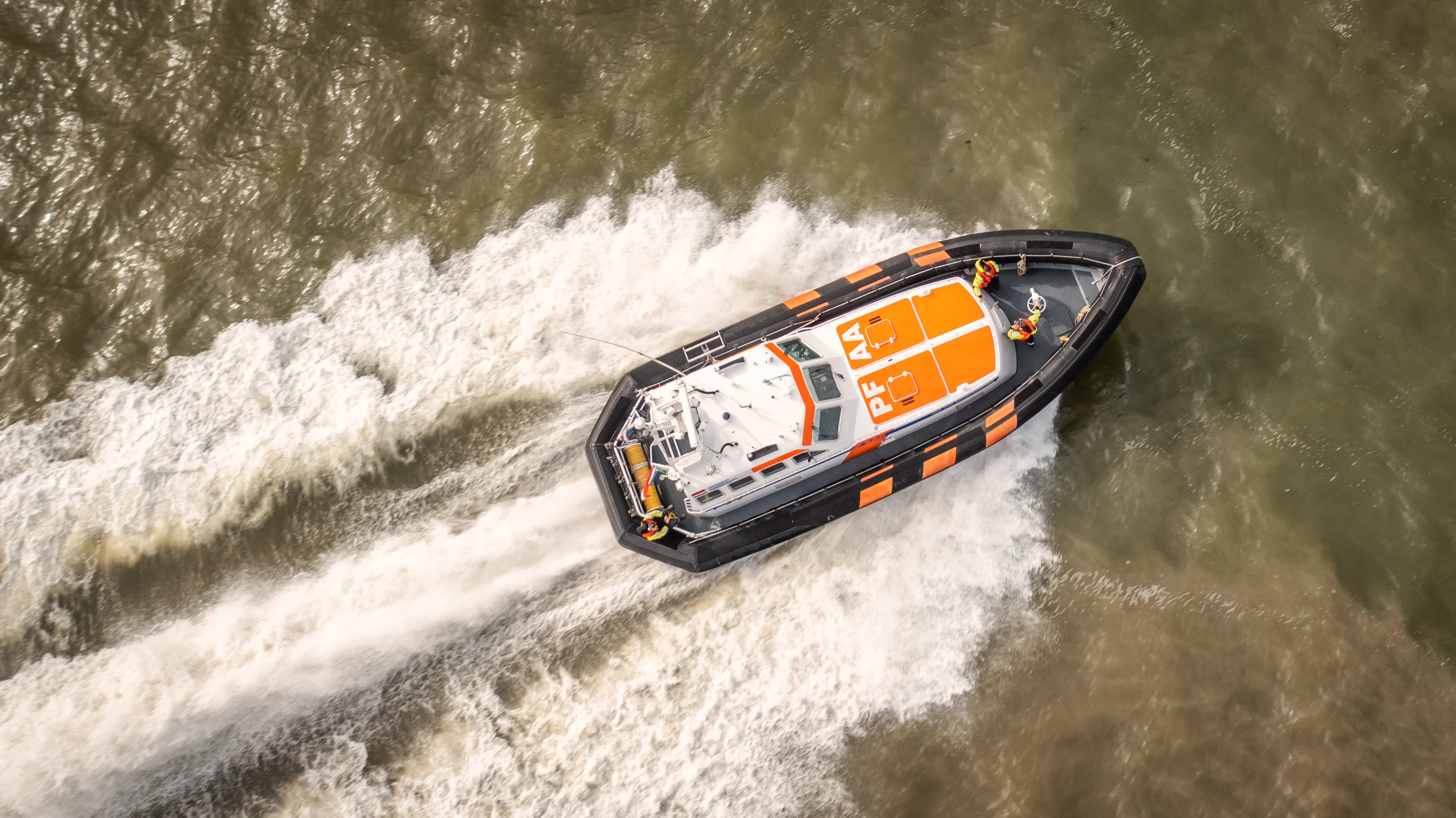 18 opvarenden van schip gered na botsing op Noordzee