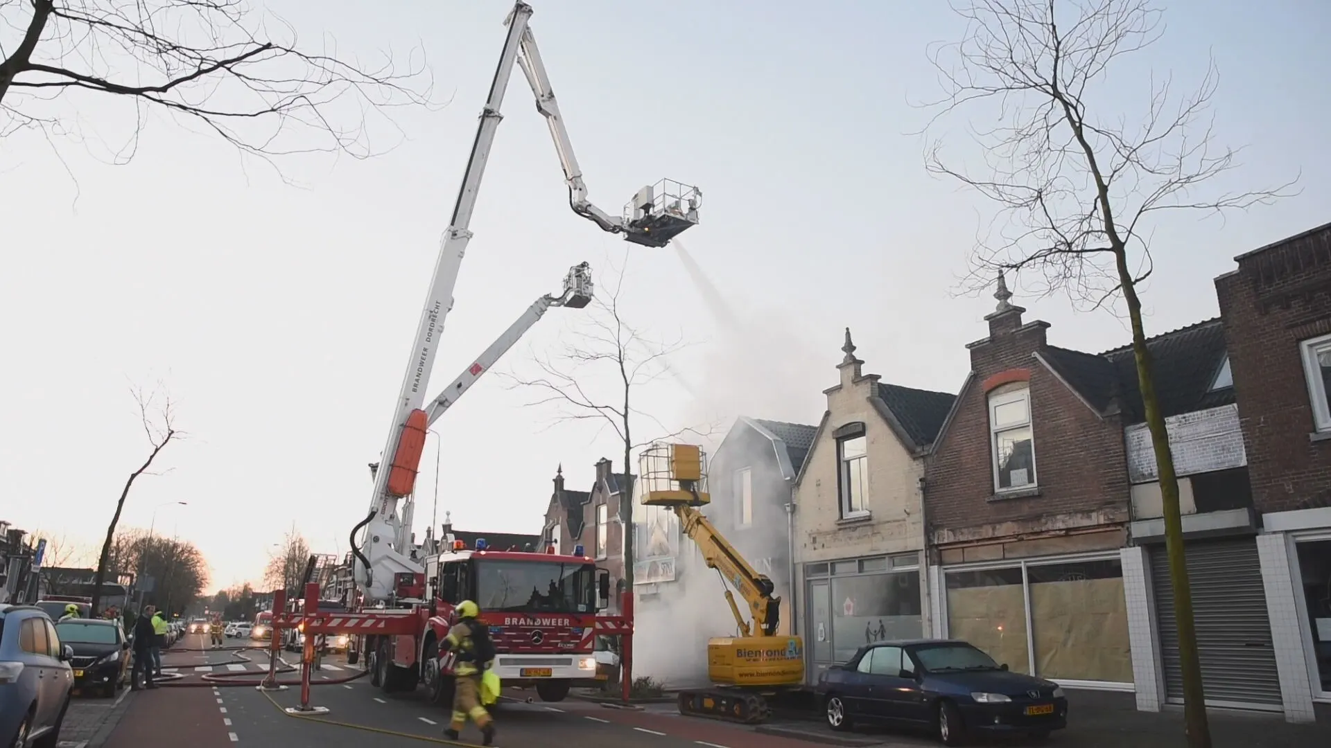 Grote uitslaande brand bij restaurant in Dordrecht 