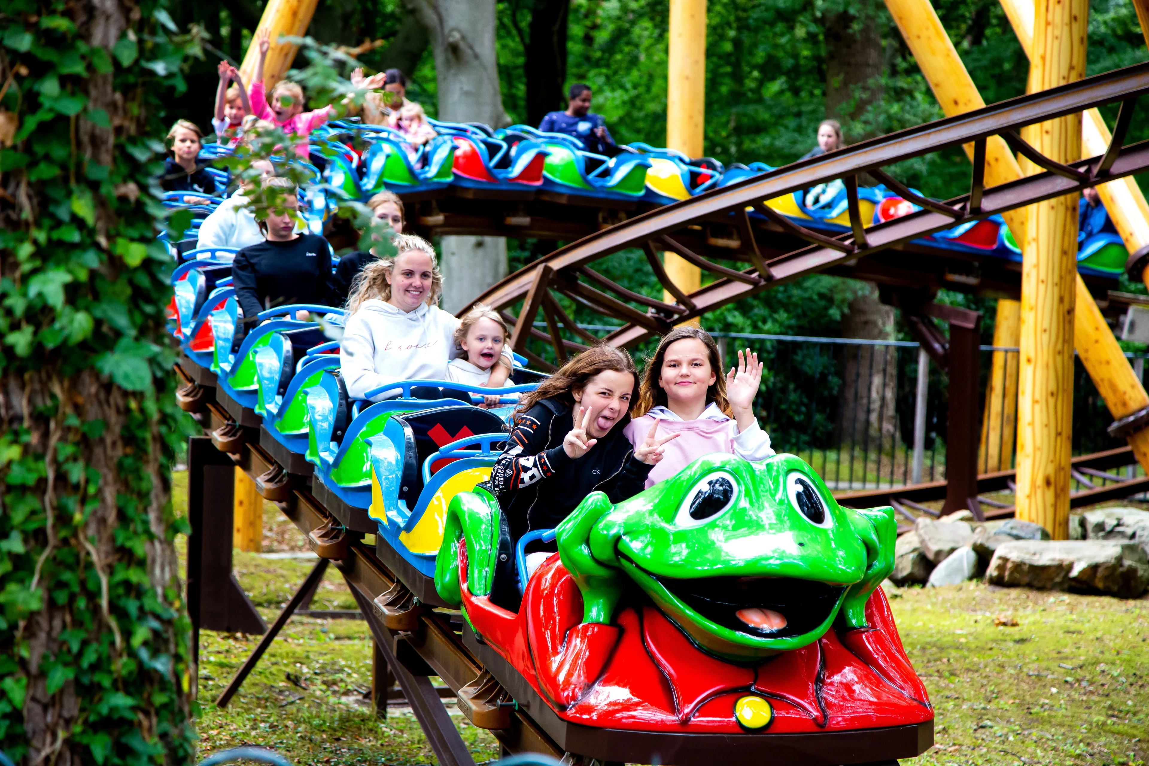 Grote brand in duinen naast pretpark Duinrell in Wassenaar onder controle