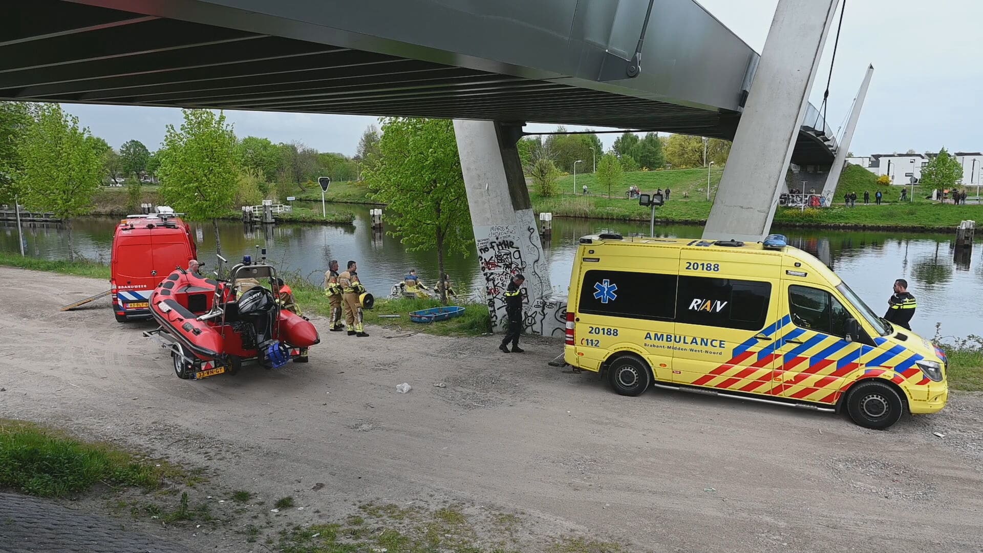 'Persoon van metershoge brug geduwd' in Tilburg, grote zoekactie gestart
