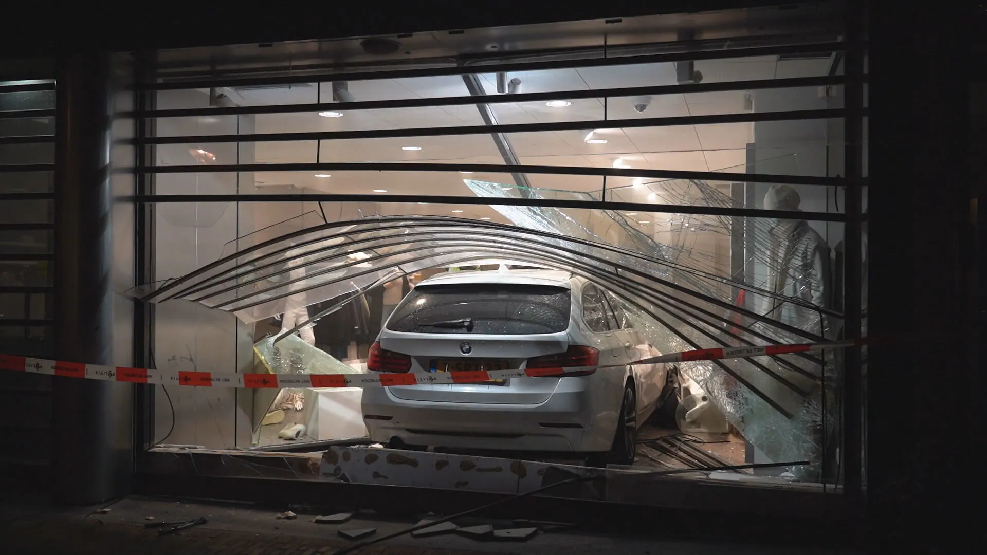 Ramkrakers veroorzaken grote schade aan kledingwinkel Alkmaar