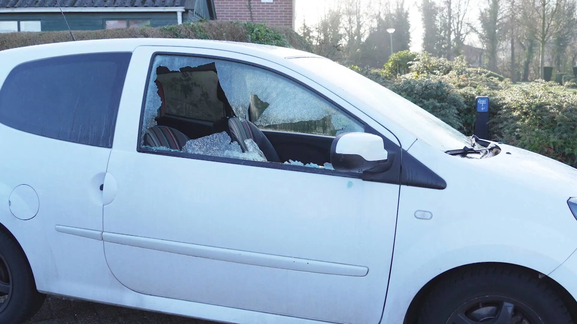 Vandalen slopen massaal auto's in wijk Emmen, politie zoekt daders