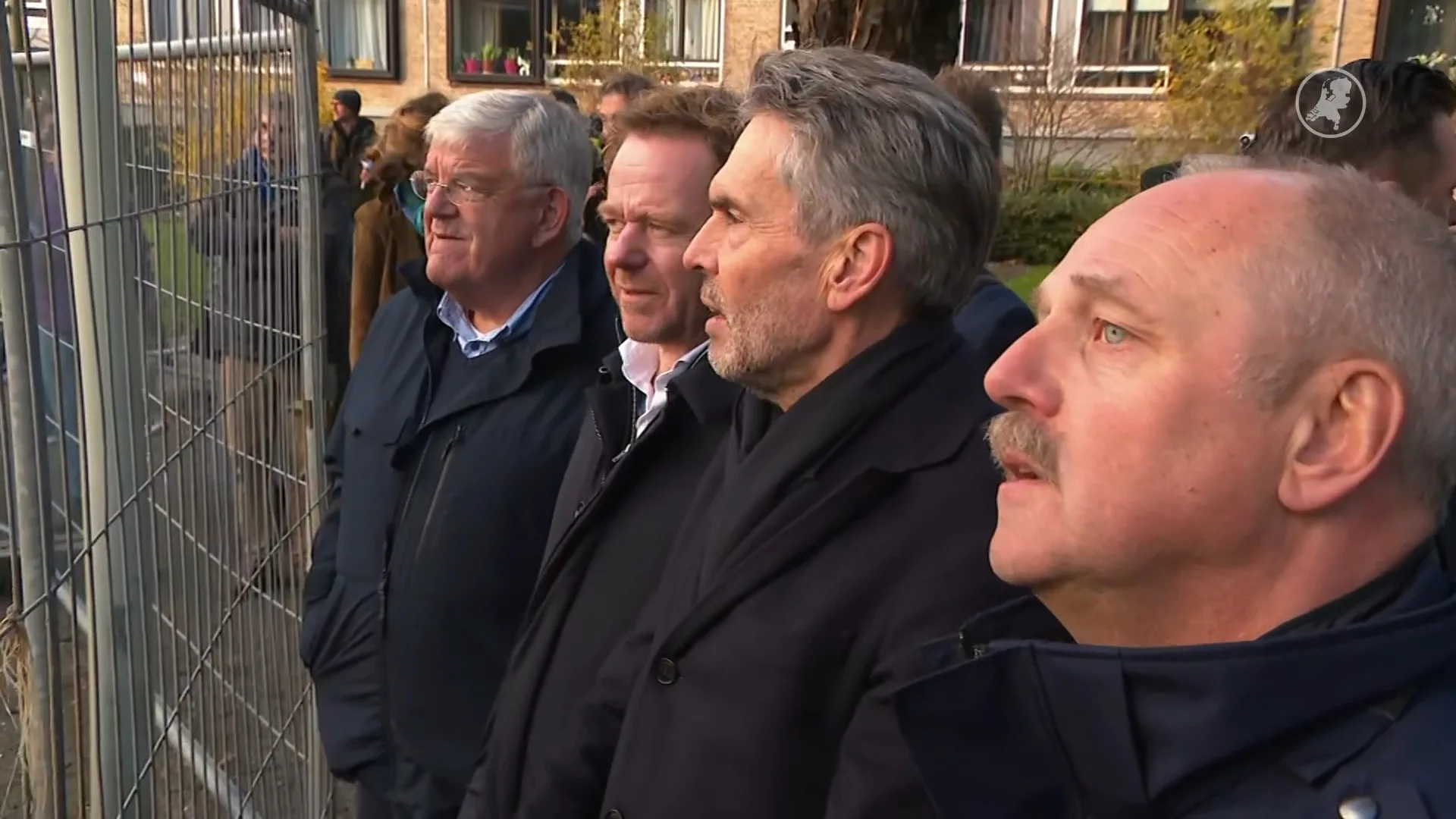 Schoof en Van Weel bij verwoeste flat aan Tarwekamp