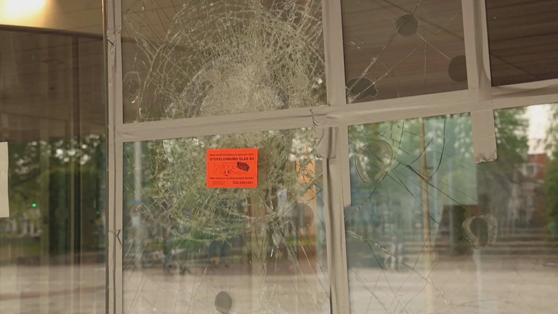 Onrust loopt op: vernielingen bij gemeentehuis en theater IJsselstein