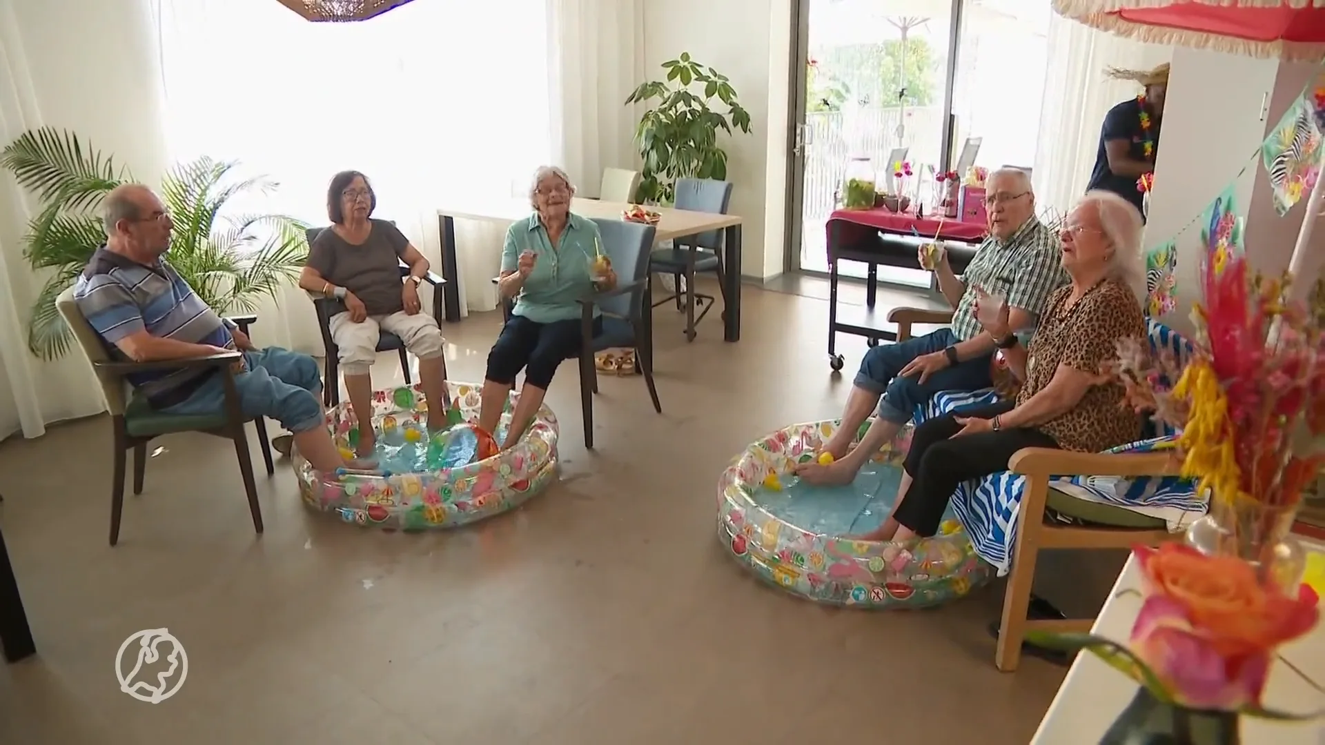 Ouderen getrakteerd op ijsjes en voetenbad in verpleeghuis: 'Alle eendjes zwemmen in het water!'