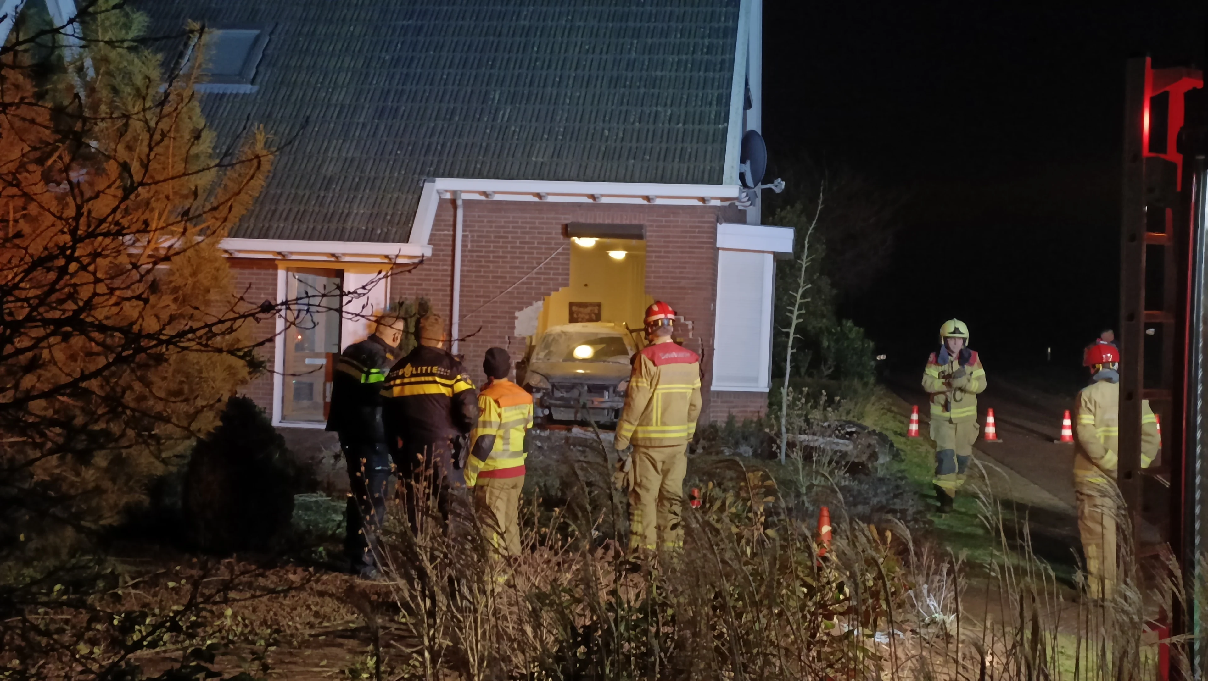 Auto rijdt woning binnen in Winterswijk, bestuurder slaat op de vlucht