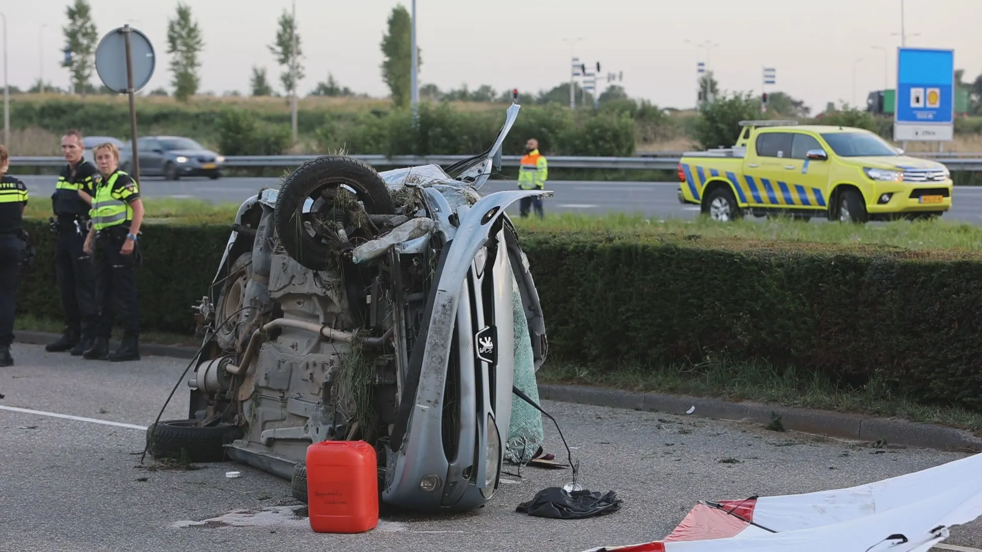 Man (19) overleden na ongeval op A2 bij Zaltbommel