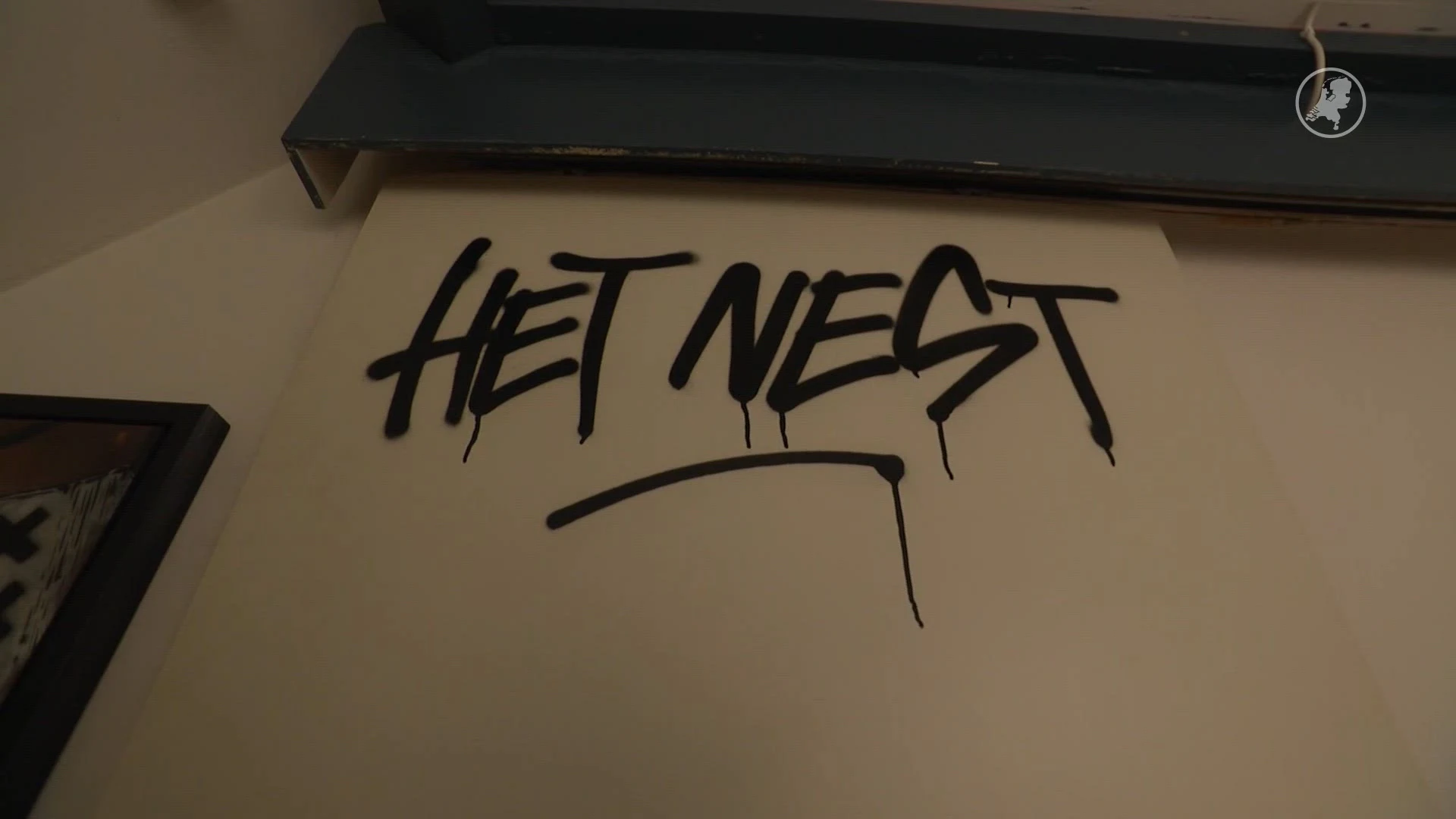 Landsmeer in de ban van mysterieuze, gemaskerde kunstenaar