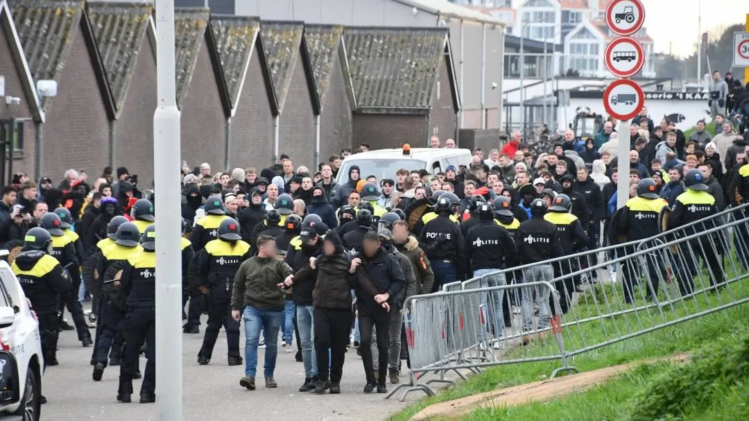 Noodbevel bij sintintocht Yerseke: dorpelingen bekogelen KOZP met eieren