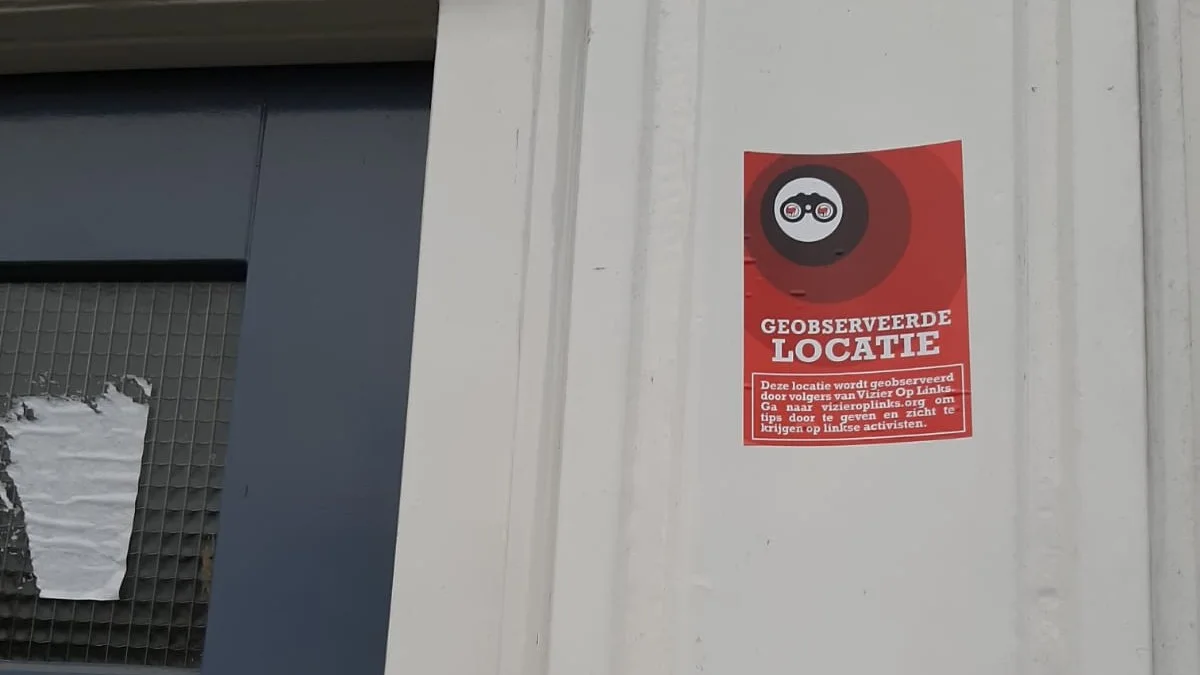 Stickers met 'geobserveerde locatie' geplakt op voordeuren van 'linkse activisten'