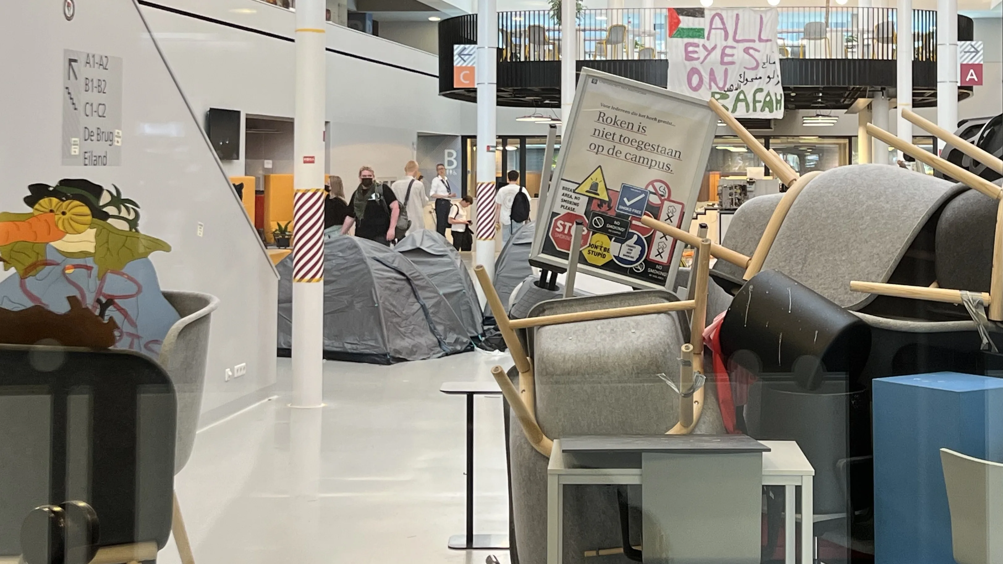 ZIEN: Deze ravage laten pro-Palestina demonstranten achter in UvA-gebouw