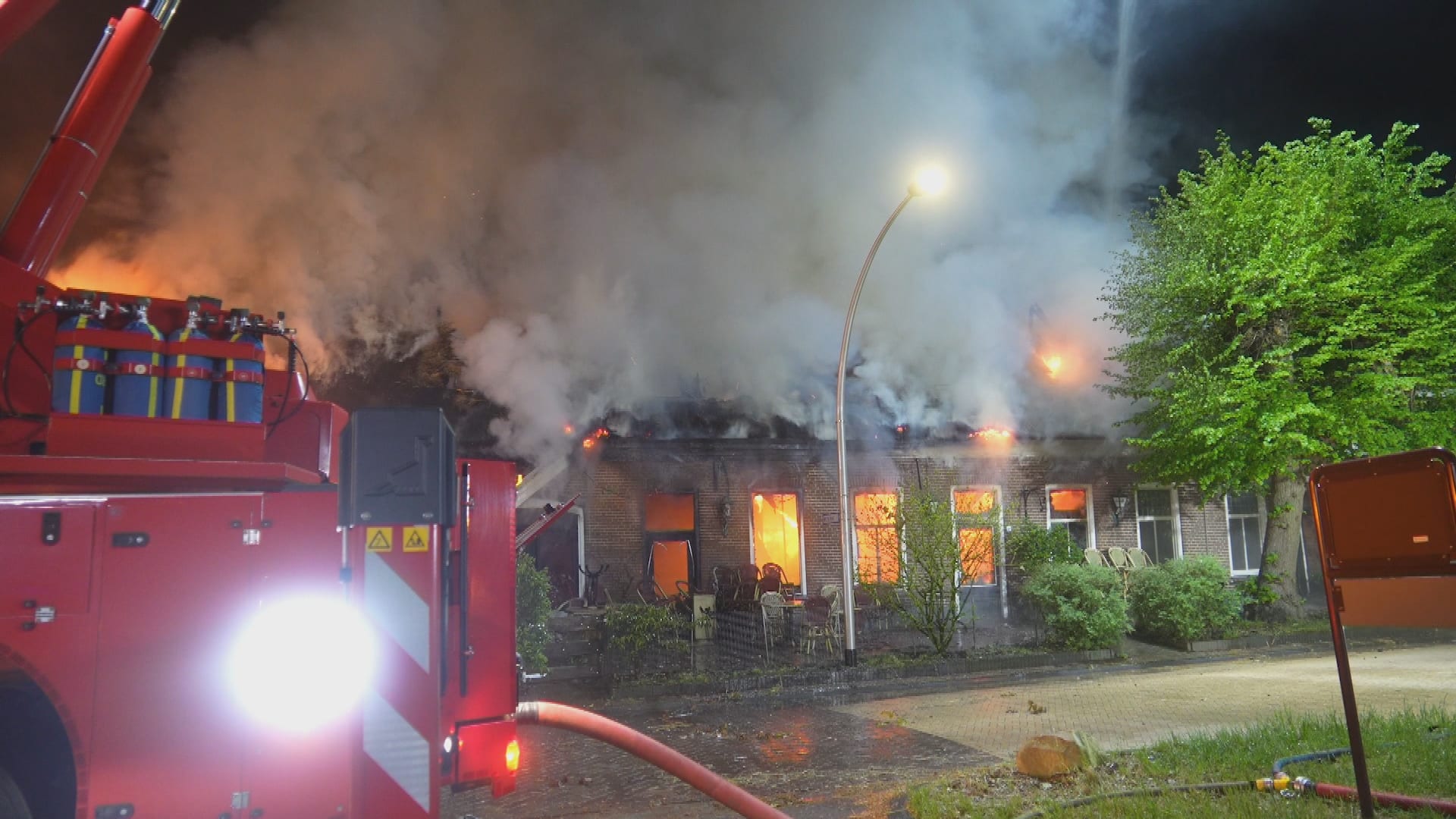 Vlammenzee legt woonboerderij met rieten dak in Sleen in de as