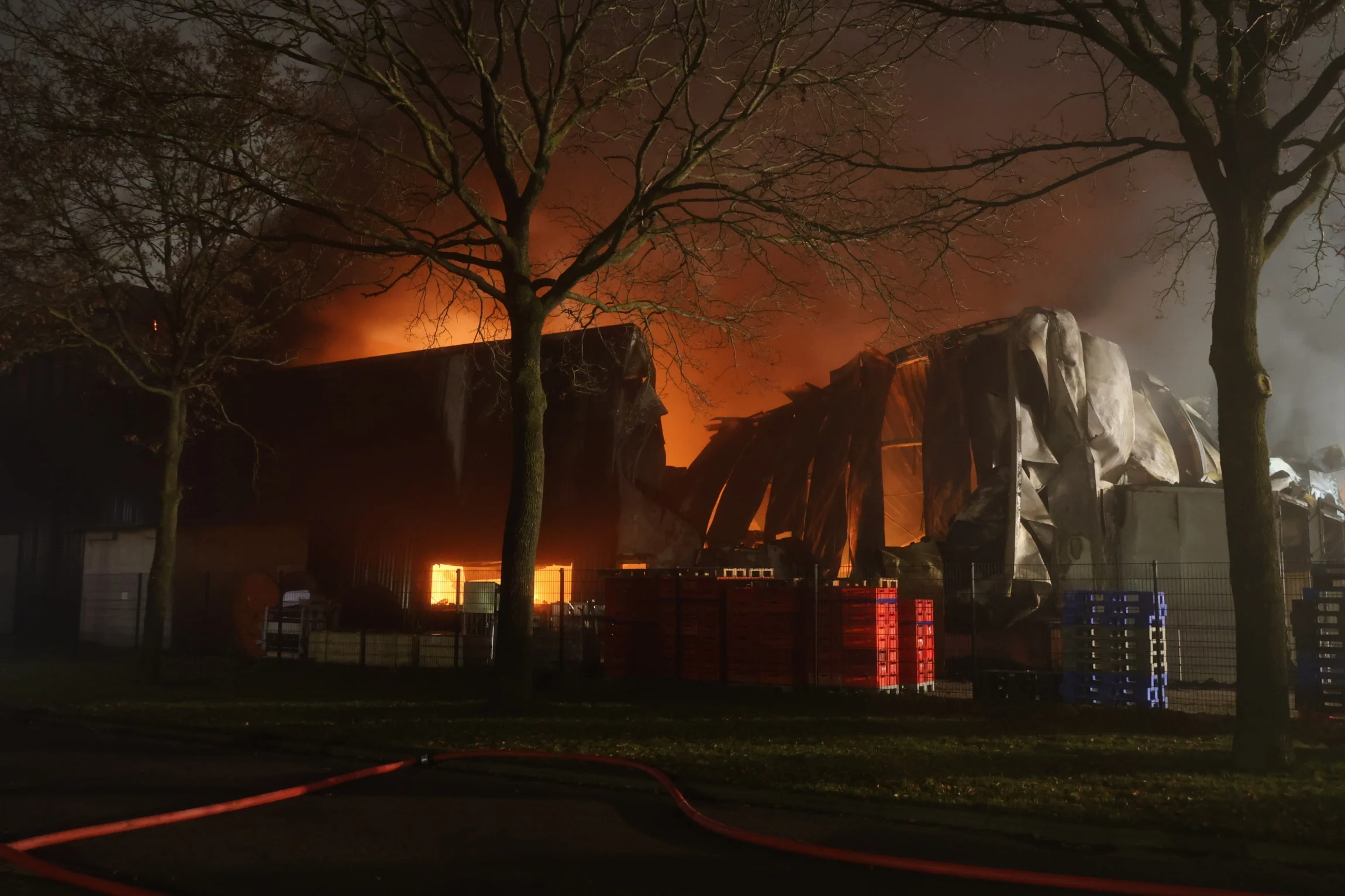 Zeer grote brand bij bedrijf in Oosterwolde