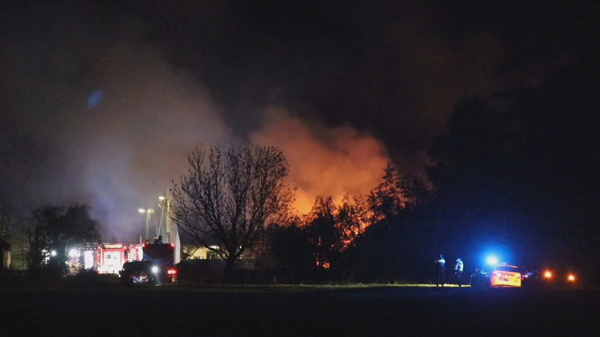 Tientallen kalfjes dood door brand op boerenerf Lelystad