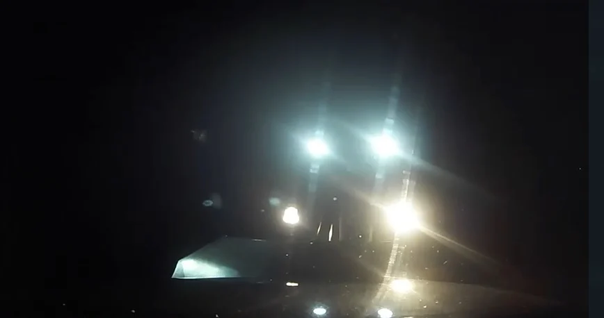 Schokkende dashcambeelden: persfotograaf wordt met auto en al sloot in geramd door shovel