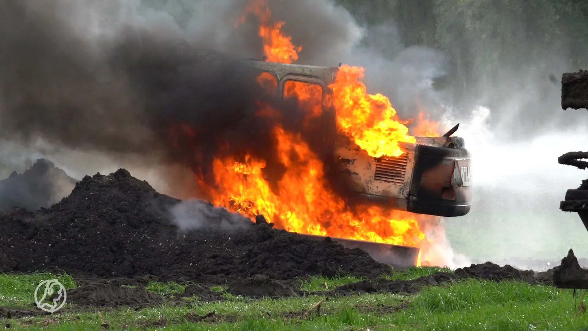 Graafmachine gaat in vlammen op in Tynaarlo