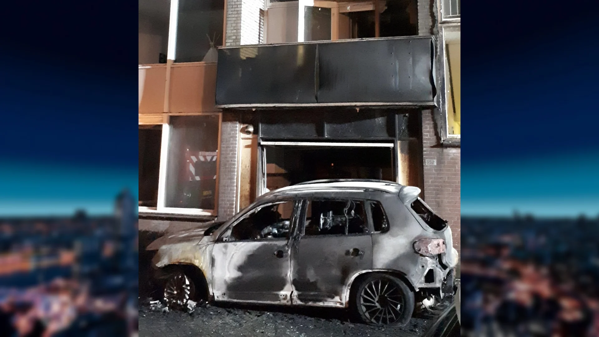 Vader laat kind (2) in armen van agent vallen bij flatbrand Alkmaar